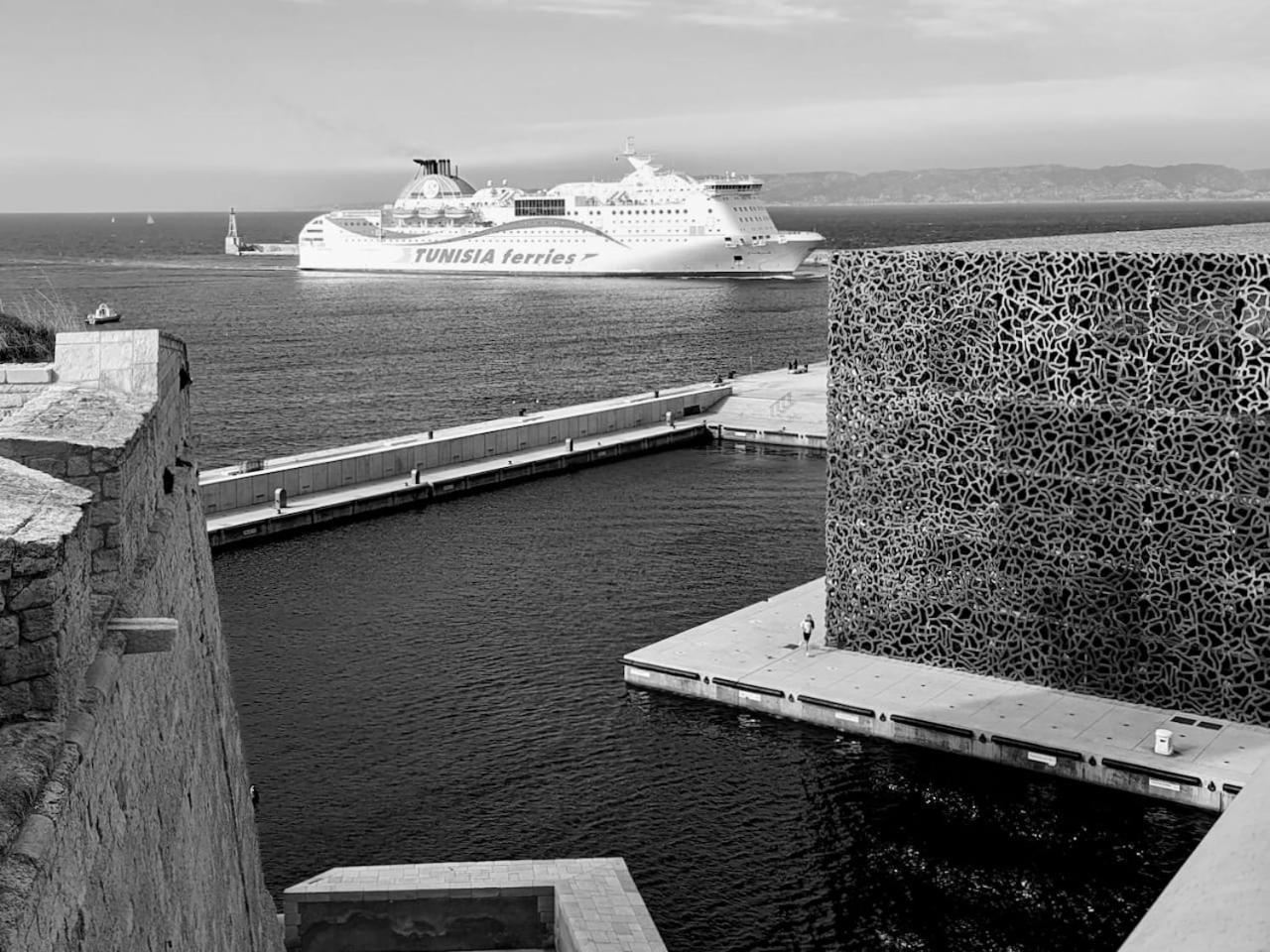 Studio Vieux-Port Vue Basilique Notre-Dame Marseilles Exterior foto